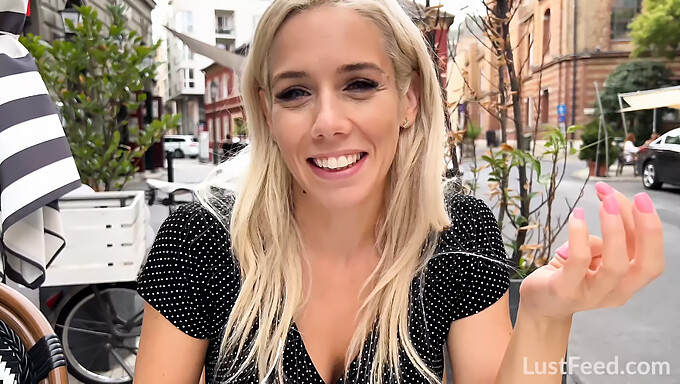 Amatør MILF Nesty nyder at ride store pikke i hjemmelavet video