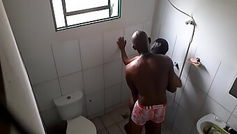 Imagens Voyeurísticas De Um Homem Negro Dotado E Uma Adolescente Latina