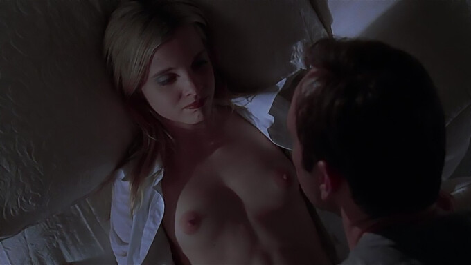 Stunning Mena Suvari in an amazing American beauty video