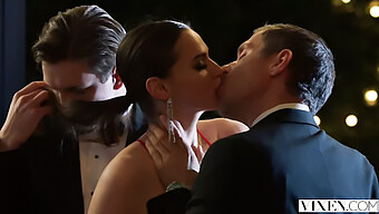 Tori Black, A Sedutora Raposa, Se Envolve Em Um Ménage À Trois Com Dois Homens Durante Uma Premiação