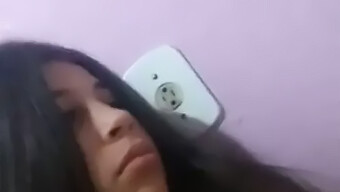 Người mẫu cam tuổi teen người Brazil phát sóng trên Periscope với video chất lượng cao