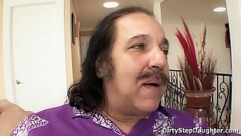 Ron Jeremy Og Lynn Love Engagerer Sig I Et Lidenskabeligt Møde.