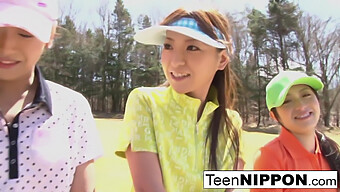 Ragazze Asiatiche Adolescenti Si Impegnano In Un Divertente Gioco Di Spogliarello Basato Sul Golf