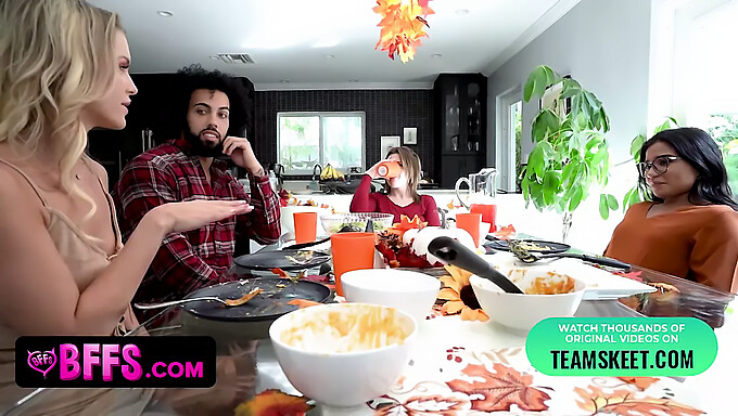 Uma jovem loira com tesão recebe seu parceiro para um jantar de Ação de Graças