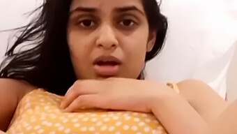 Sri Lankan Wife Shows Off Her Amazing Masturbation Skills