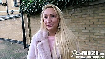 英国金发女郎Barbie Amber Deen在第一次约会时扭动身体,然后骑在真正的鸡巴上