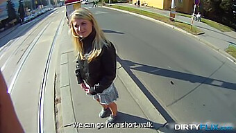 Kelly Candy, Eine Verführerische Blondine, Lockt Einen Ahnungslosen Teenager In Eine Sexuelle Begegnung Im Freien