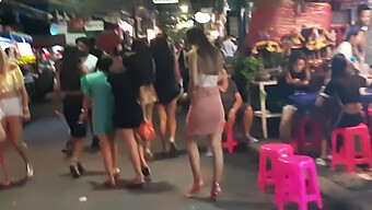 Jelajahi Pemandangan Atas Pattaya'S Walking Street Di Thailand