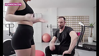 Amerikaanse tiener Latina met grote borsten en een grote kont geniet van een hardcore pijpbeurt van haar gespierde personal trainer in 4K