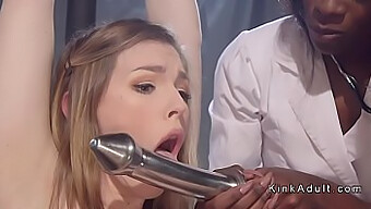 ممرضة سوداء ومريضتها السحاقية يشاركان في الجنس الشرجي ولعب Bdsm