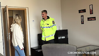 Europäische Escort Claudia Macc Wird Von Einem Geilen Polizisten In Einem Heißen Video Gefickt