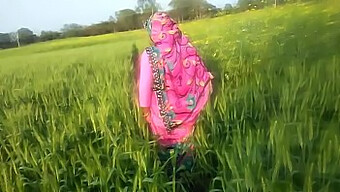 Amateur Indian Wife'S Outdoor Sex Adventure In A Village Setting