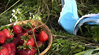 Wanita Cantik Dengan Strawberi Dan Cipap Yang Sedap Dan Manis