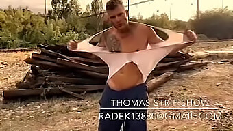 Thomas.J ถอดเสื้อผ้า