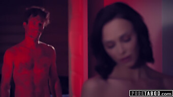 Perseguida E Penetrada: Emily Willis Em Um Encontro Proibido Na Cabana