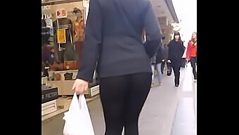 Uma Garota Em Forma E Sexy Em Leggings Apertadas Na Academia.