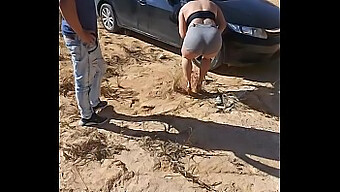 Los Problemas Automovilísticos De Una Amateur Se Convierten En Un Encuentro Caliente Con Una Latina Tatuada