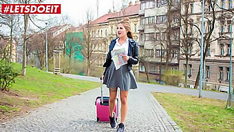 Cô Gái Trẻ Czech Nhỏ Bé Thích Thú Với Một Cuộc Vui Hoang Dã Với Một Anh Chàng Địa Phương Cơ Bắp.