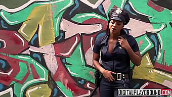 Garota desabrigada é fodida por um policial negro - DigitalPlayground