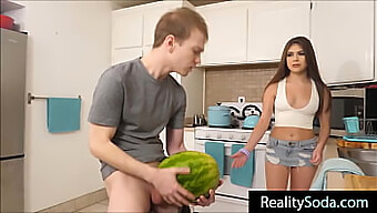 Auf Der Couch Wird Sis Anstatt Einer Saftigen Melone Gefickt