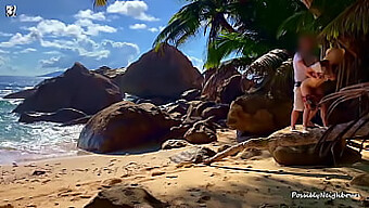 Des Jeunes Femmes Attirantes Et Des Plages De Sable Lors D'Un Rapport Public Sur La Plage