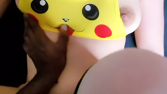 สาวฝรั่งเศสในชุด Pikachu สุดเซ็กซี่ถูกเย็ดอย่างหนักในวิดีโอเชื้อชาติมือสมัครเล่นนี้