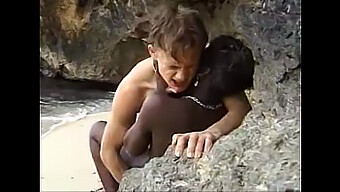 Remaja Afrika Menunggang Dan Bersetubuh Di Pantai Dalam Video Porno