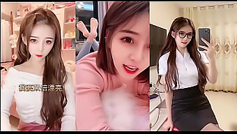 Cô Bé Đại Học Thích Khoe Lồn Mọng Nước Trên Webcam Cho Các Chàng Trai