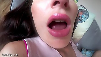 การเลียและใบหน้าของแฟนสาวเสร็จสิ้นในวิดีโอ Asmr