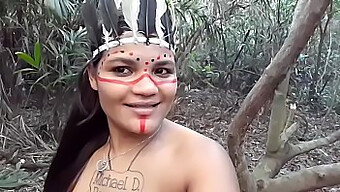 Fantasi anal Tigresavip: Lumberjack dan kucing yang menggoda