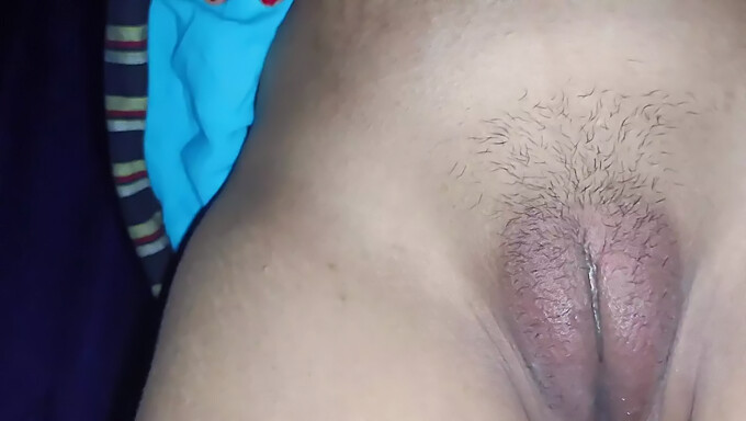 Sinnliches Teengirl Meris heißes indisches 18+ Video mit Nahaufnahmen und Creampie