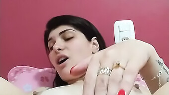 La Latina Morena Disfruta Golpeando Un Juguete En Su Apretado Coño