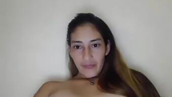 Pamela Ricotta, 19 éves latin lány, Skype-on jelenik meg