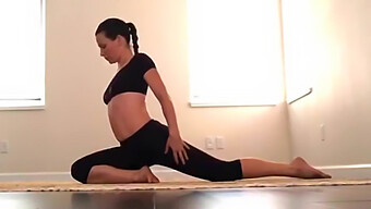 Buổi Tập Yoga Của Evangeline Lilly Trở Nên Nóng Bỏng