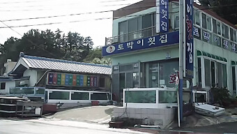 십대 엄마가 성인 비디오에서 성적 욕망을 탐구합니다.