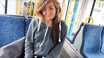 Une Fille Coquine Se Laisse Aller Au Plaisir Solo Dans Les Transports En Commun