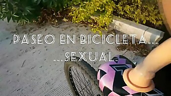 Chica Motera Muestra Sus Grandes Tetas En Un Paseo En Bicicleta