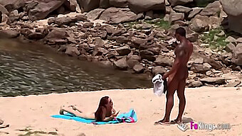 Ein Gut Bestückter Afrikaner Trifft Auf Einen Nackten Strandbesucher Und Lässt Sich Von Hinten Auf Leidenschaftlichen Sex Ein