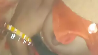 Una Scena Di Moglie Che Condivide E Titty Fucking Sotto La Doccia