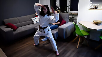 Karate Thống Trị Và Bóp Nghẹt Chân Cho Một Femdom Kích Dục