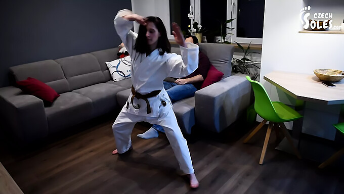 Karate lábimádat és kényeztetés egy fétis femdom számára