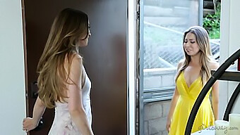 Lesbische Melissa Moore En Capri Anderson Likken Elkaars Poesjes In Twinning 2