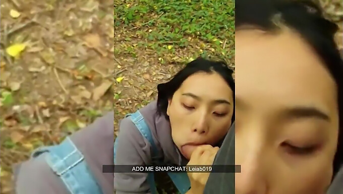 Seorang gadis Cina yang cantik menerima penis di tempat umum.