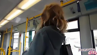 Un Pasager Din Tramvaiul Frankfurt Se Răsfăț În Plăcerea De Sine