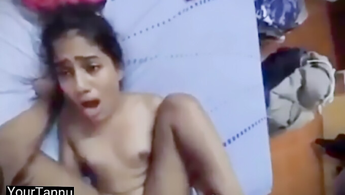 Novia india se entrega al sexo hardcore con su novio en una habitación de hotel