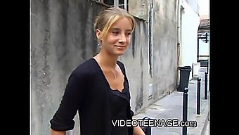 Première Audition D'Une Blonde Adolescente Avec Des Compétences Orales