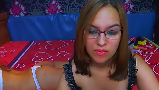 Experiment cu fete bisexuale amatoare și fisting în show live pe webcam