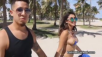 Pertemuan panas dari pantai Sophia Leone ke kamar tidur dengan pria seksi