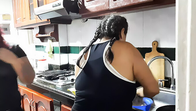 Dona de casa amadora e empregada se envolvem em uma sessão de sexo quente