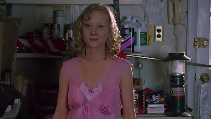 Prestasi sensual Anne Heche dalam "Donnie Brasco"